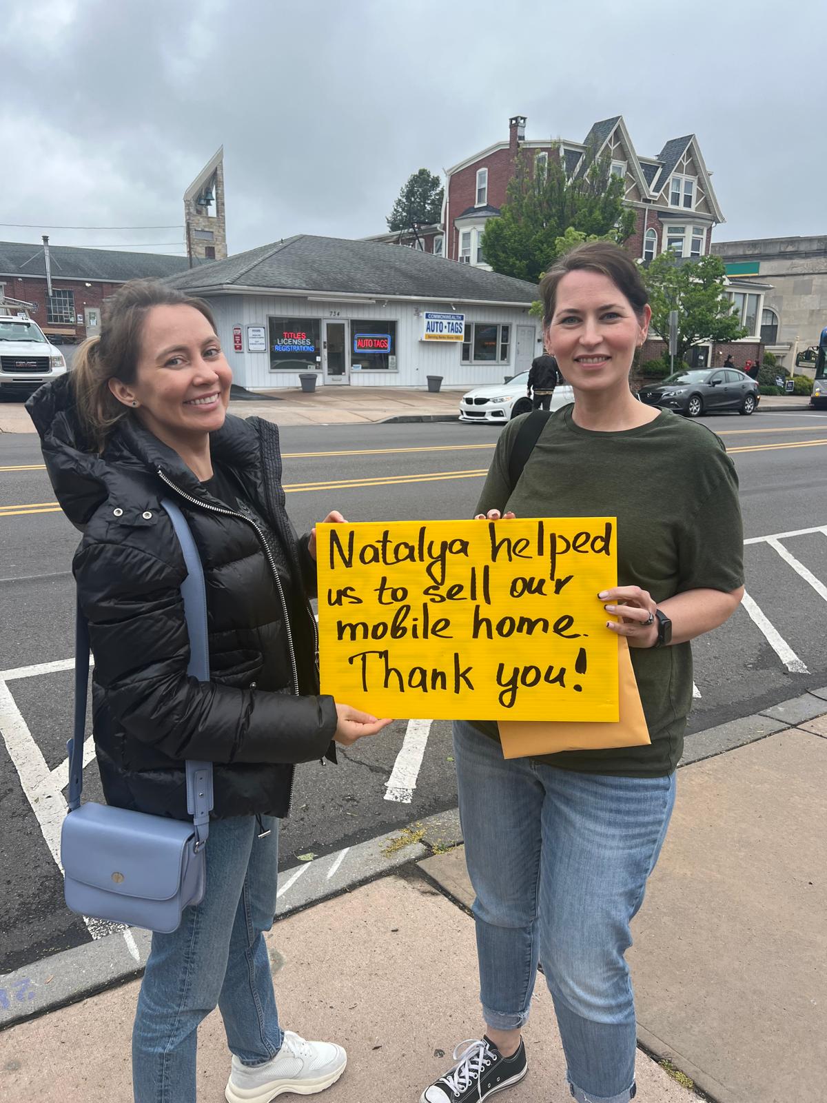 Natalia con una vendedora después de cerrar la venta de su casa móvil en Reading, PA.
